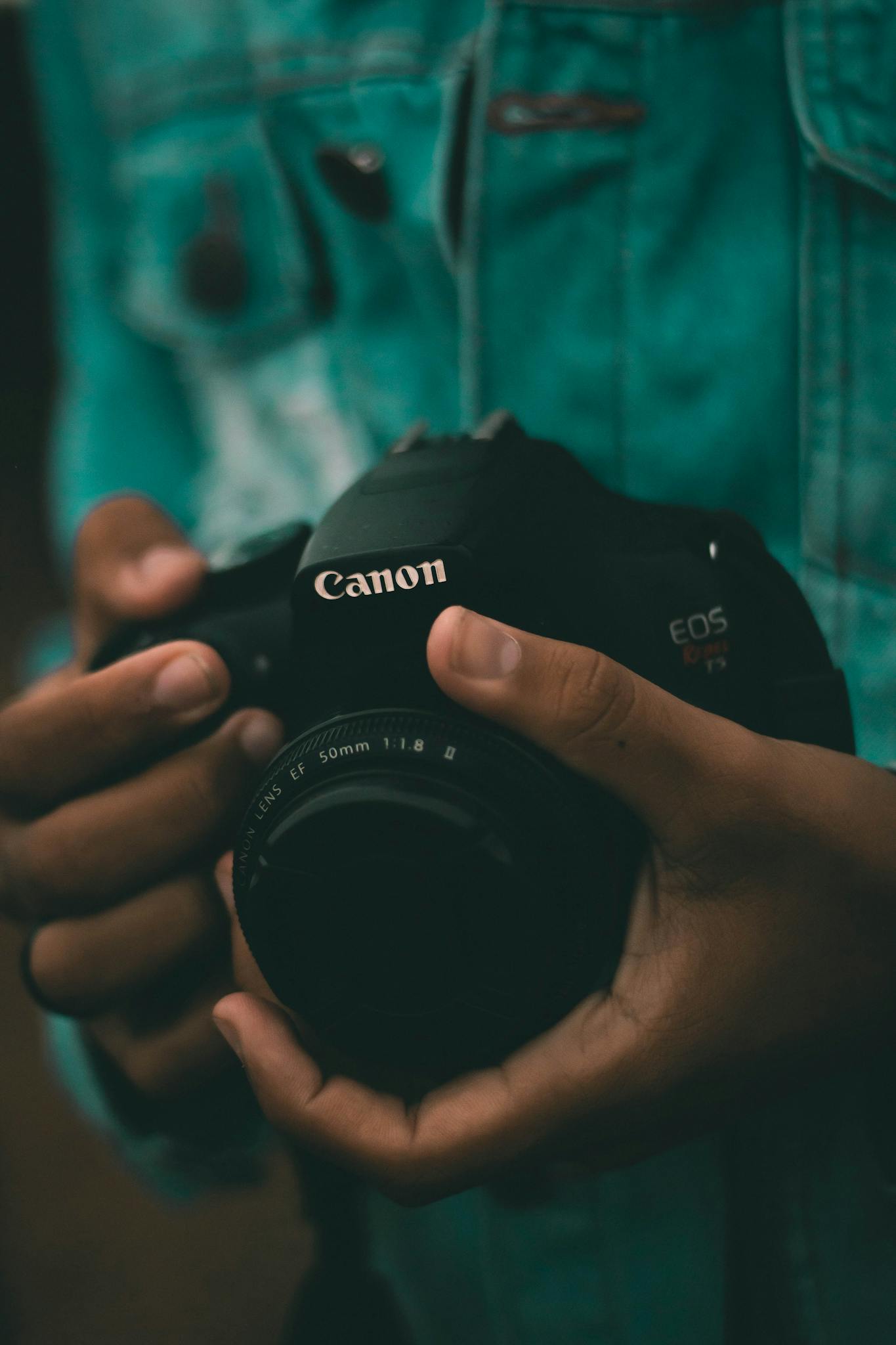 Fotograf holder et kamera