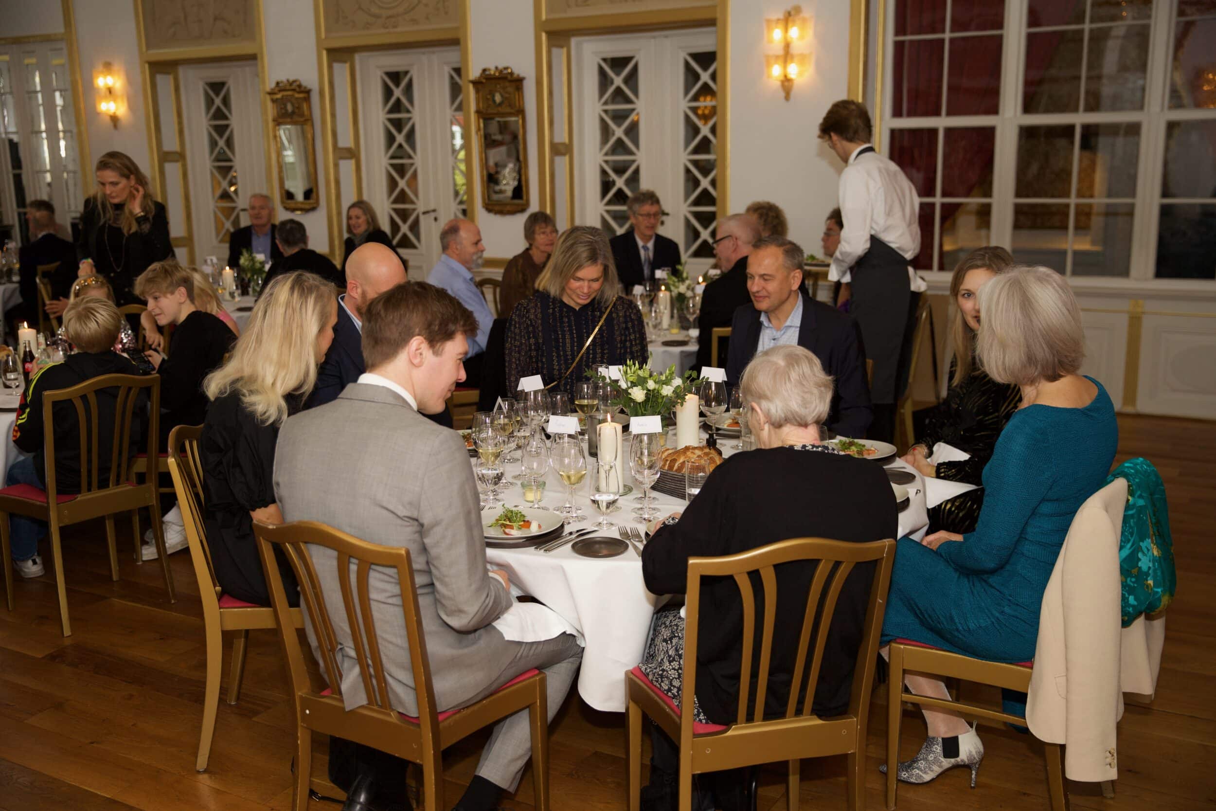 Gaester Ved Runde Borde
