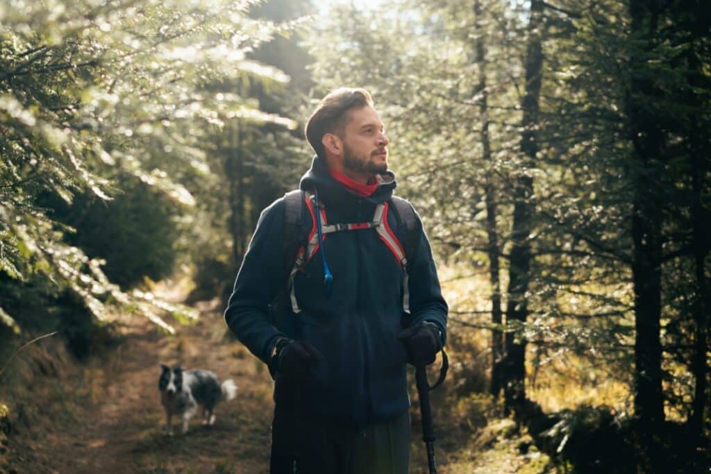 Fotografen har her fotograferet en kunde, der er ude og lufte sin hun i skoven.