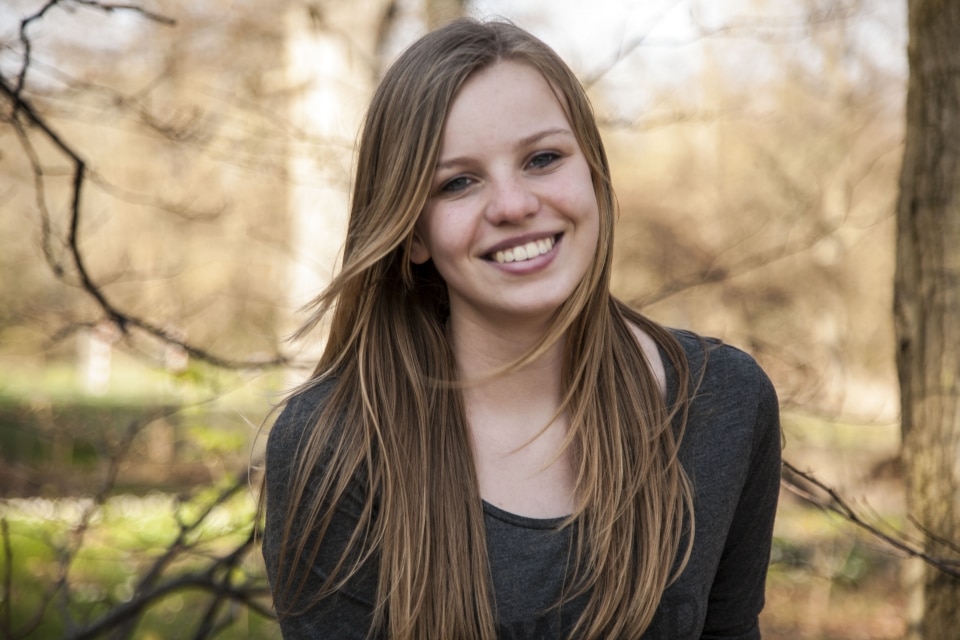 Festfotograferne har her fotograferet et Portræt af ung smilende kvinde